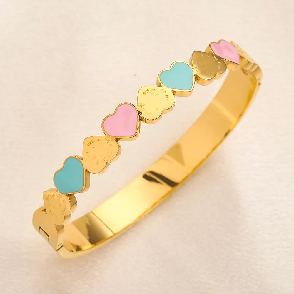 Pulseiras de luxo mulheres pulseira de ouro marca de moda designer coração carta impressão pulseira 18k banhado a ouro pulseira de aço inoxidável mulheres jóias de casamento presentes de amor