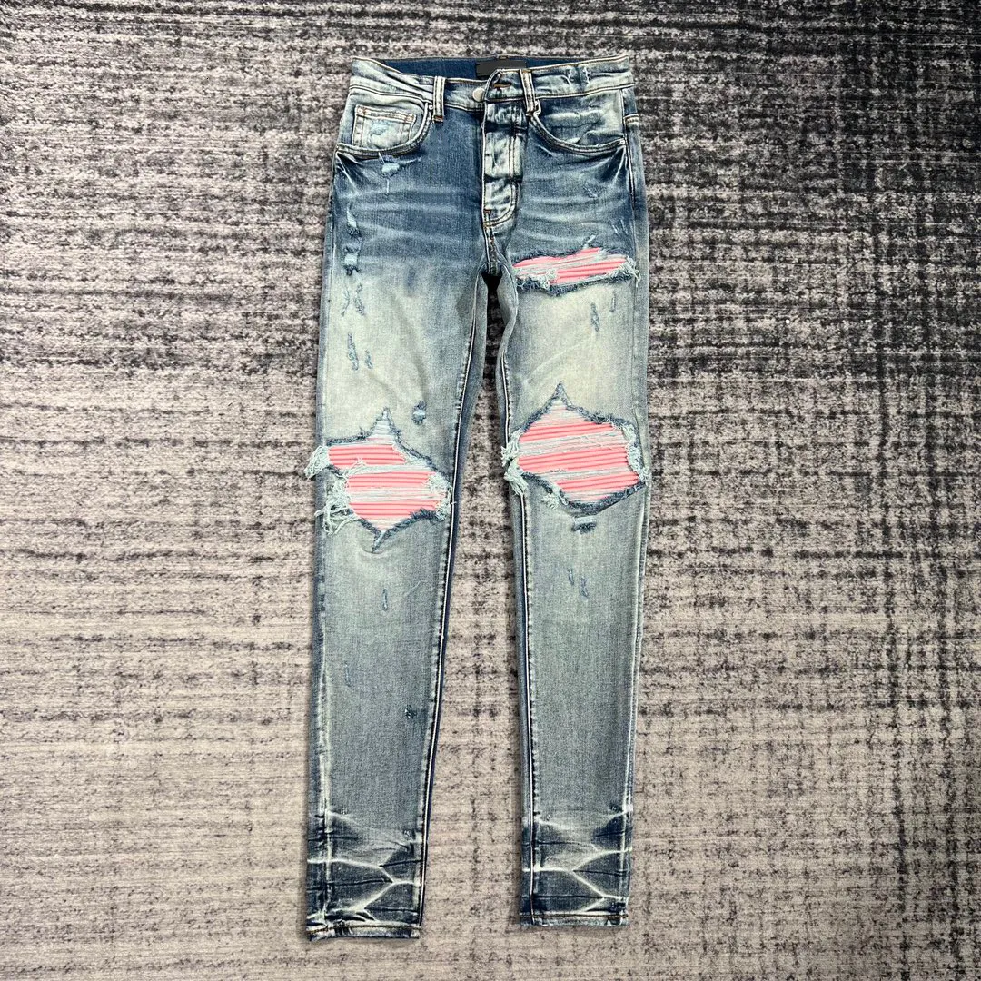 Мужские джинсы High Street Fashion Blue Джинсы Tear Pink Leather Patch Design Ultra Thin Slim Fit Мужские джинсы 230615