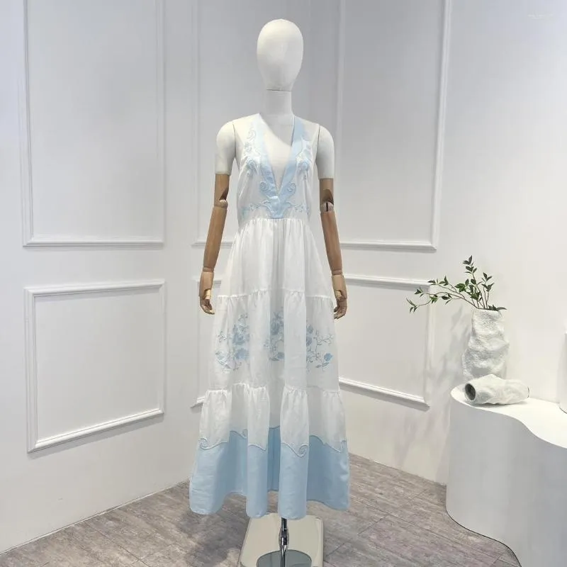 Casual Dresses Summer Top Quality Sky Blue Embroidery Patchwork ärmlös djup V-ringning rygglös kvinnor Sexig midi-klänning för semester