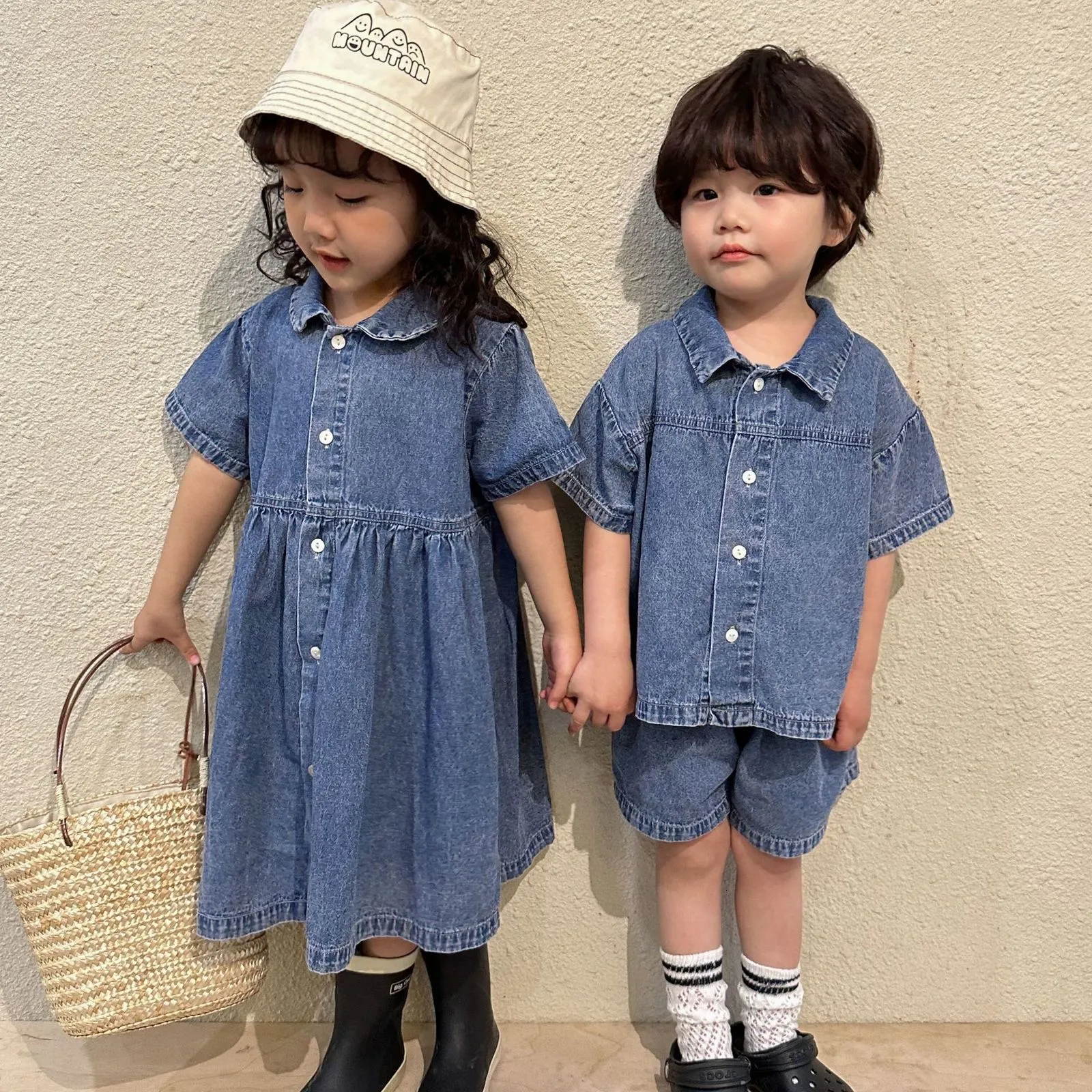 Familj matchande kläder sommarbror syster kläder pojke spädbarn retro denim skjorta set flicka baby fasta toppar shorts 2st barn bomullsblus set 230614