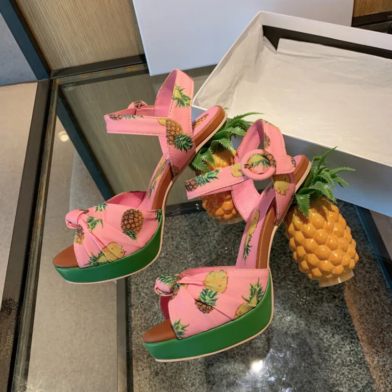 2023 Yeni baskılı şekilli topuk platform sandaletler kadın moda karışık renk yuvarlak ayak parti parti pist gösterisi ayakkabı boyutu 42 43