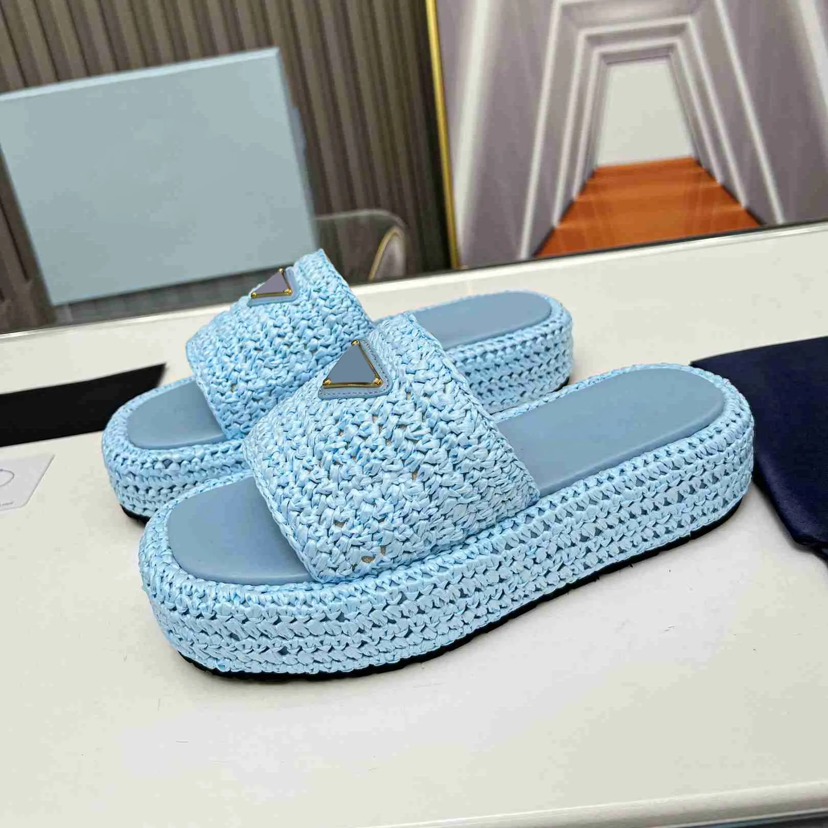 Sandalias de dise ador Summer New Triangle Crochet Flatform Slides Sandalias de mujer Sandalias tejidas a mano Suela gruesa Zapatillas de playa