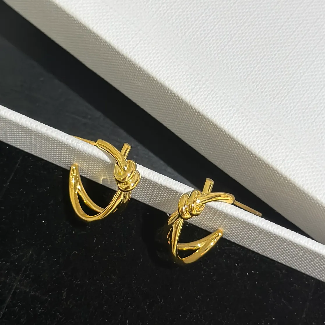 Nieuw ontworpen TRIOMPHE Knot Hoops OORBELLEN IN MESSING MET GOUD GLANZENDE VROUWEN OOR HOOPS Designer Sieraden ER891