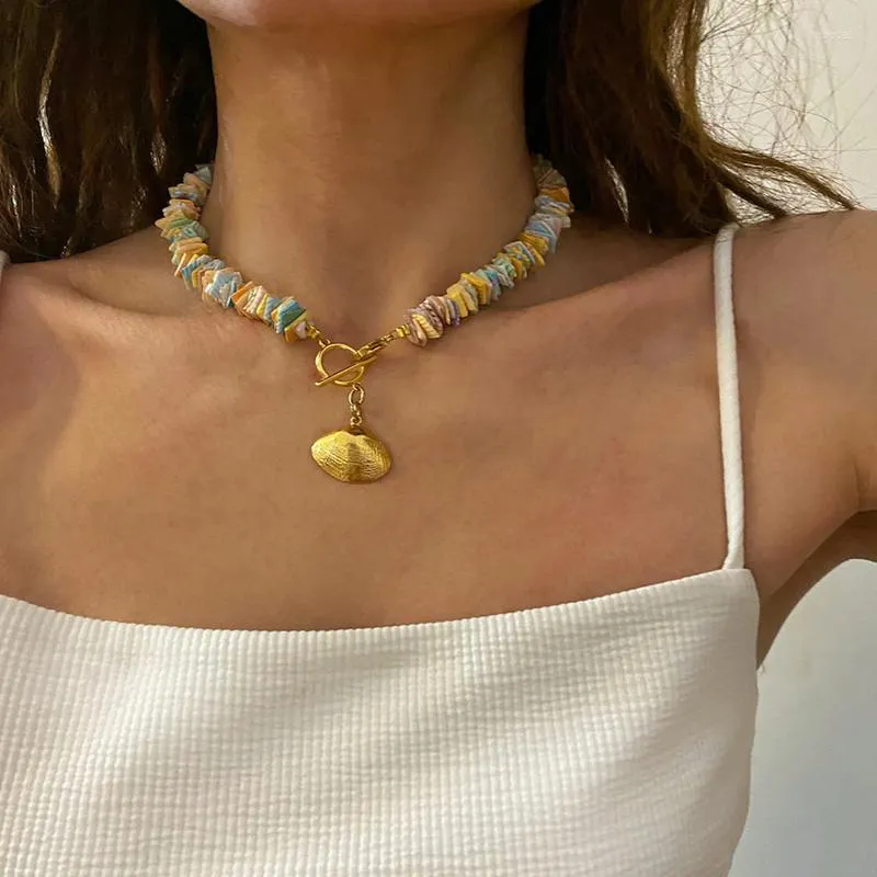 Anhänger Halsketten 2023 Natürliche hawaiianische Einfachheit und Mode Farbige Muschel Halskette für Frauen Gebrochene Muscheln Handgemachter Reiseschmuck