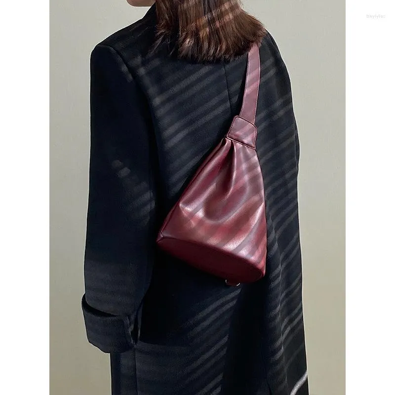 Akşam çantaları tek omuz kovası çantası kadınlar Koreli tarzı tasarımcı crossbody kadın haberci göğüs düz renkli pu deri çanta