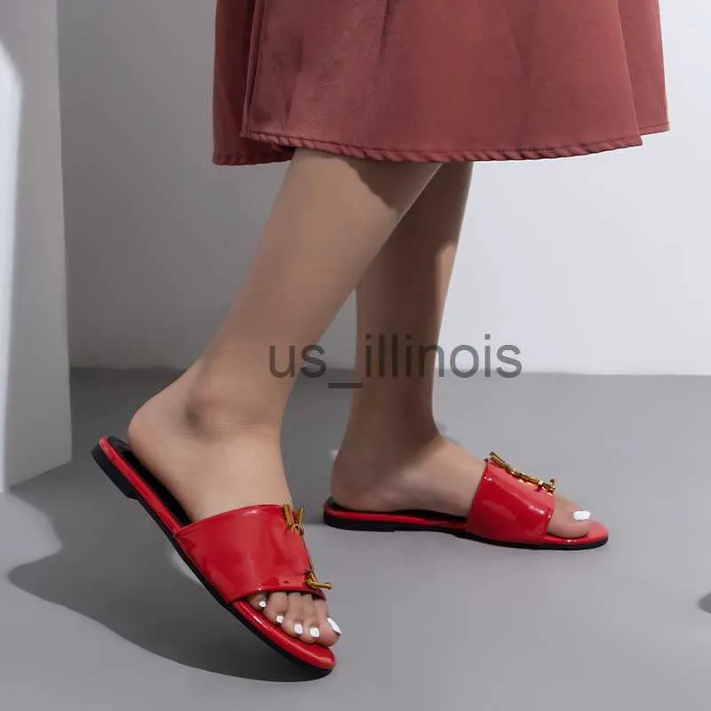 Terlik terlik metalik slayt sandalet tasarımcısı slaytlar kadınlar mektup lüks patent deri terlik yaz bayanlar plaj sandal partisi düğün moda l j230615