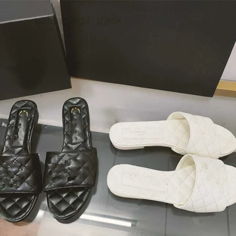 Kanaalvergrendelingsketen dames slippers gewatteerde muildieren glippen op platte lederen glijbaan 2023 Designer sandaal muilezel lage hakken slippers zwarte witte vintage schuifregelaars schoenen