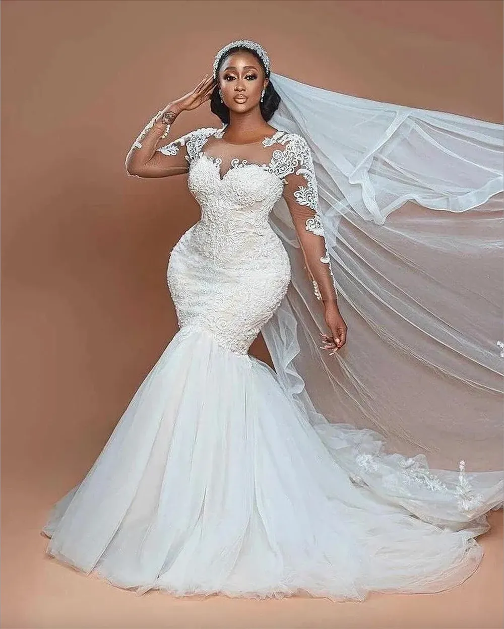 2023 Abiti da sposa a sirena sexy Splendido collo gioiello Tulle Maniche lunghe Appliques in pizzo Illusione Perline di cristallo Abiti da sposa Chiesa Sposa Abito da sposa Bottone Indietro