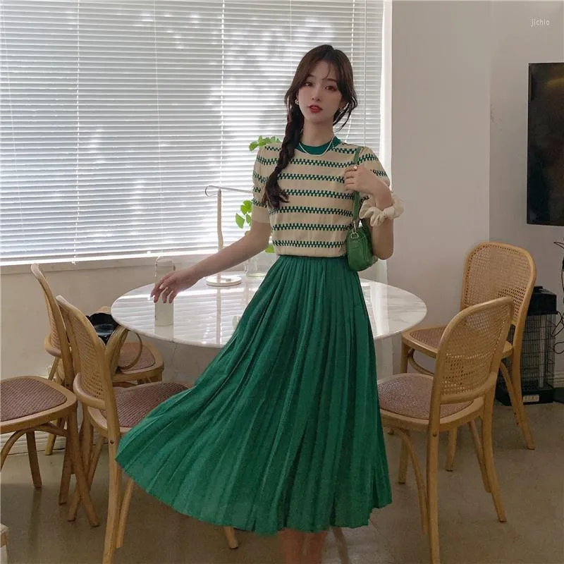 Arbeitskleider 2023 Sommer Damen Kleid Sets Striped gestreiftes Strick -T -Shirt Falten Rock Casual Green Chic
