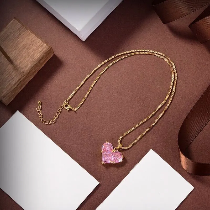 2023 härlig söt hänge halsband Långt guld tunn rostfritt stålkedja rosa stora diamantkristall hjärtan designer kvinnor halsband med dammväska och låda