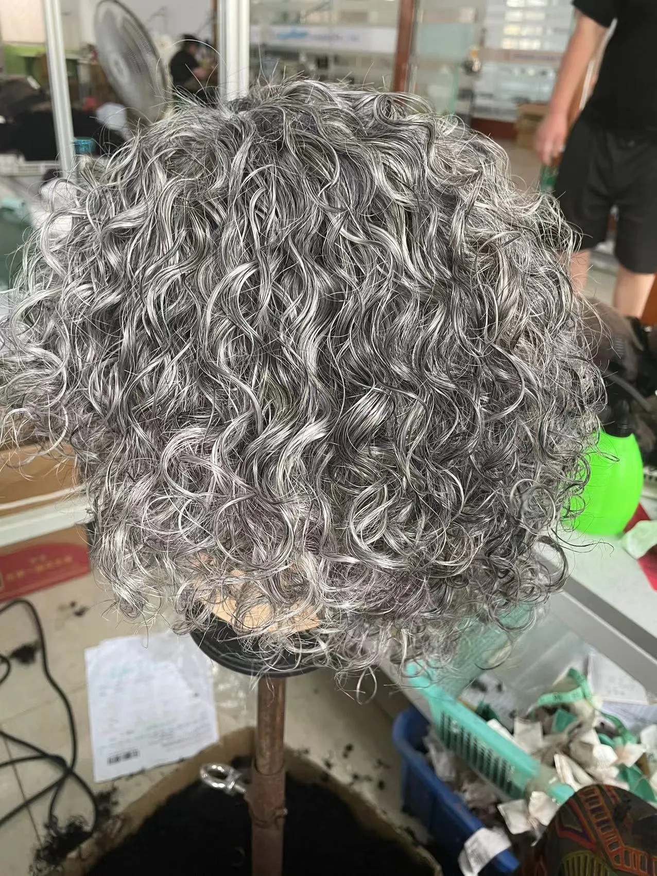 Court naturel bouclés sel et poivre gris perruque argent gris femmes perruque de cheveux fait à la machine non dentelle perruque vrais cheveux doux confortable Diva1