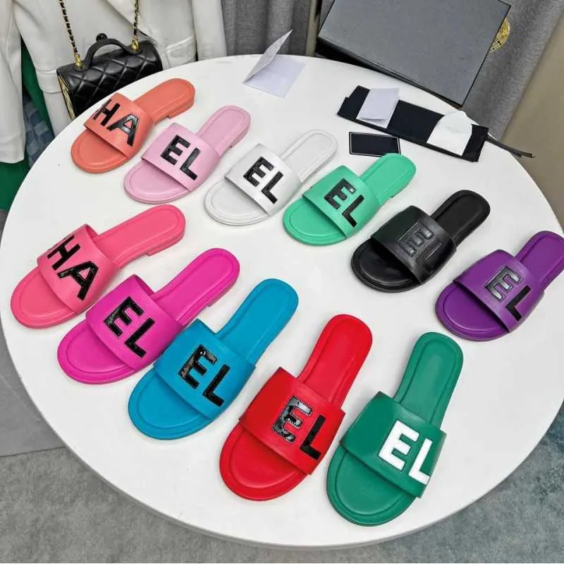 35-43 Kvinnor Lås C Slipper Chain Laser Summer Sandals Slides toffles Ladies Badrum godis gelé casual skor brev tryck mulor 35-43