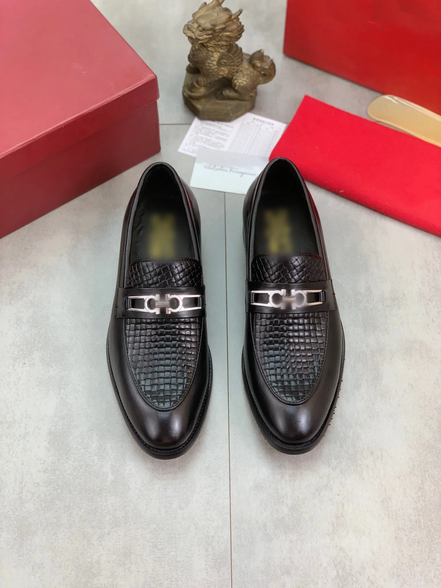 Cuir mat mens designer chaussures habillées boucle en or noir marron tricoté mode de luxe doux hommes casual orteil bal soirée chaussure avec boîte