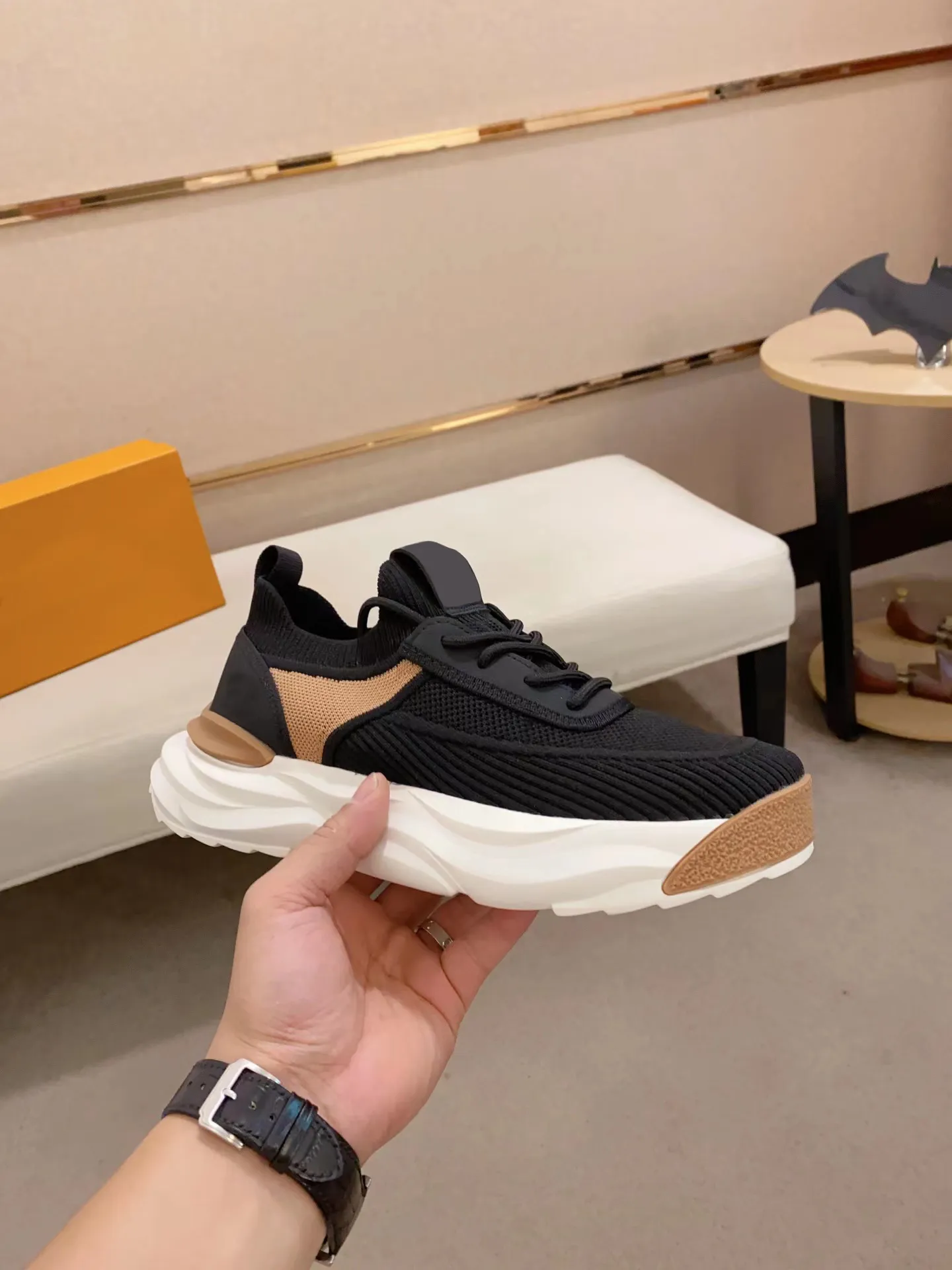 Le nuove scarpe da riposo da uomo sottili estive con superficie netta per il riposo morbido da corsa hanno due colori tra cui scegliere