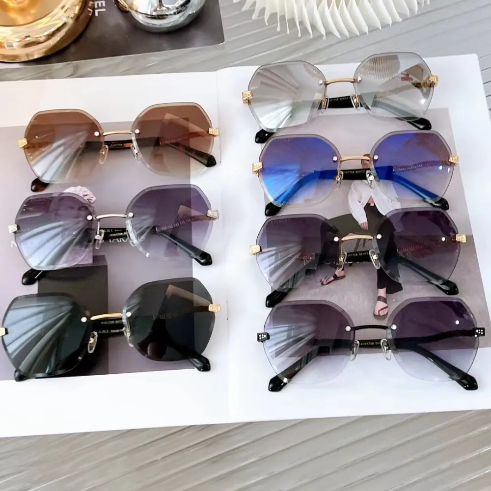 2023 Étudiants Jeunes Filles Populaire Nouveau Style Personnalité Belle Ovale Sans Cadre Revêtement Violet Noir Kaki Bleu Lentille Femmes Mode Casual Lunettes De Soleil Vague Jambe Conception