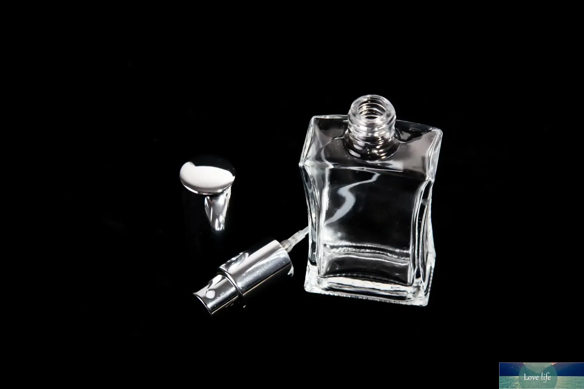 wholesale Botella de perfume de vidrio cuadrada de 50 ml Parfum vacío Envasado en aerosol transparente Botellas recargables Atomizador Moda