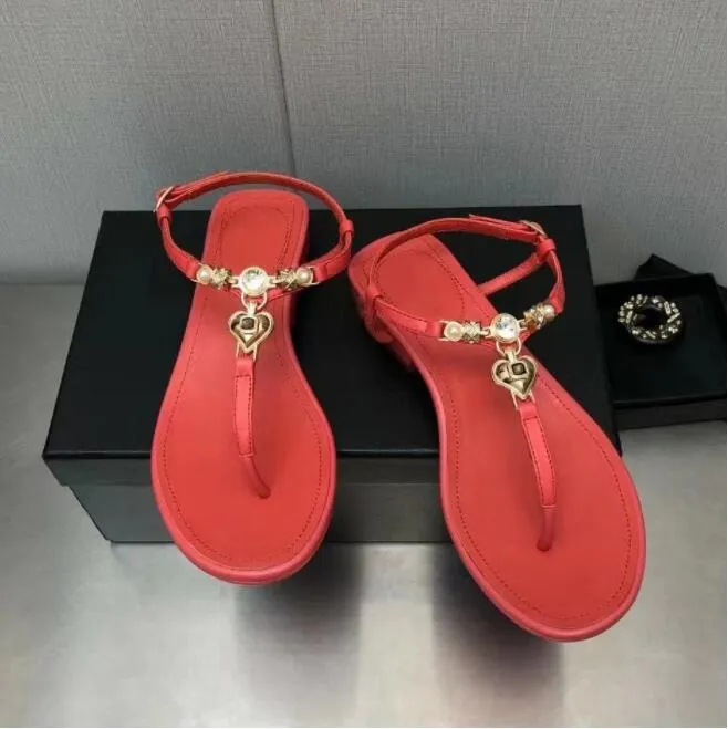 De senaste flip-flops kvinnors tofflor strap diamant spänne älskar sexig strand casual designer sandaler parti arbeta lyxiga platt kvinnor med låda