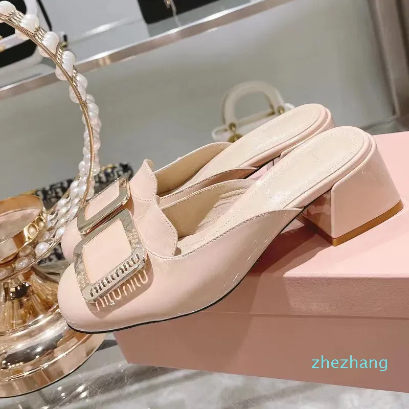 2023-Donne Pantofole Luxury Brand Stilisti Chunky High Heels Slip Shoes Donna Logo Buckle Ladies Pumps Factory Calzature Pelle verniciata