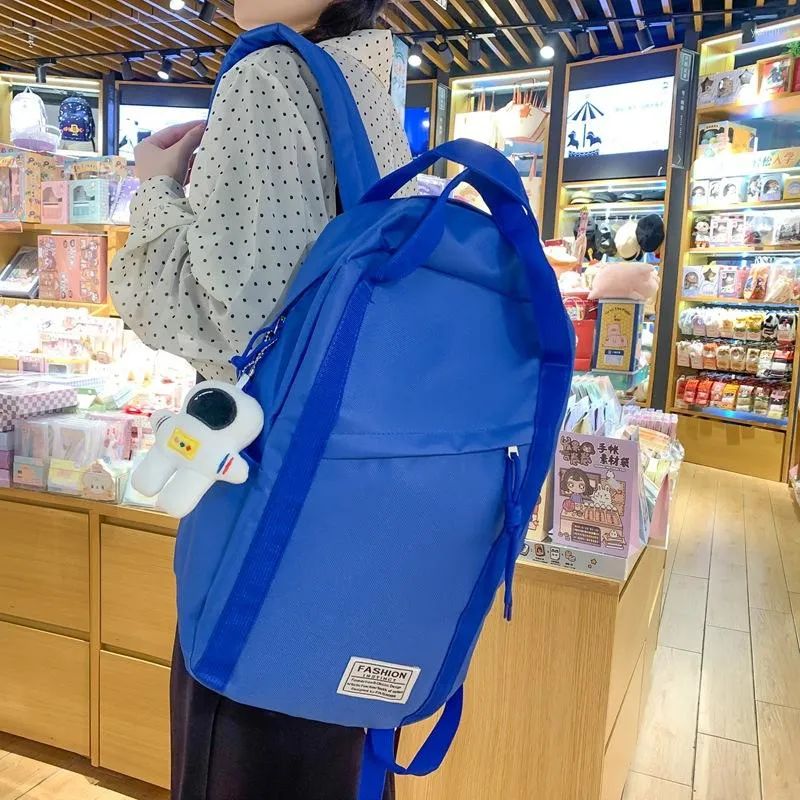 حقيبة الظهر 2023 نساء النايلون على حقائب النايلون غير الرسمية حقيبة مدرسية للطلاب لللون اللوني للجنسين الأزياء الأزرق