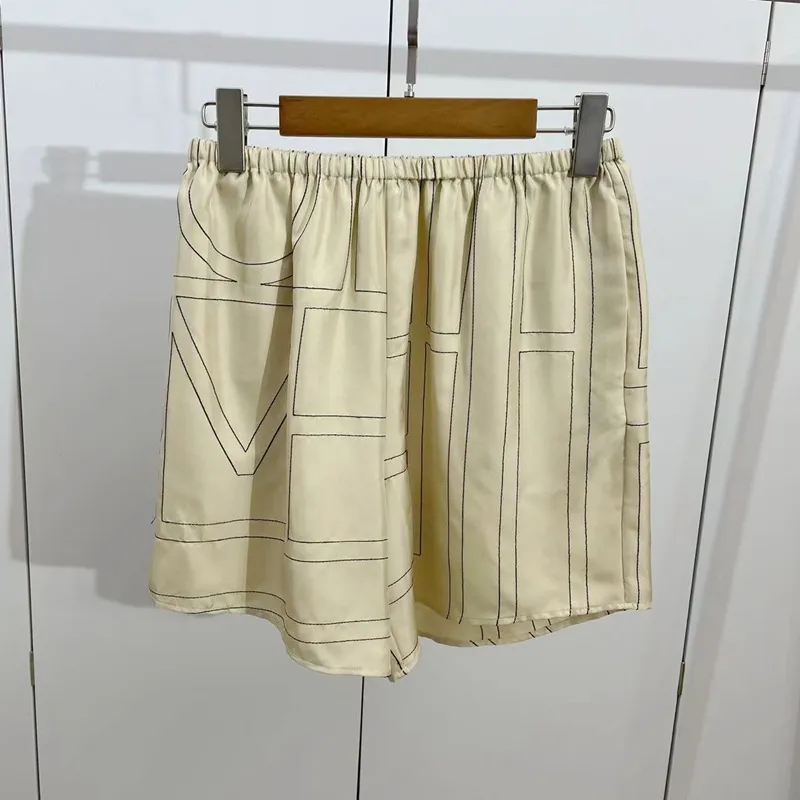 23-Die neuen totemschwarzen, geschwungenen, seitlich geschlitzten Shorts mit hoher Taille