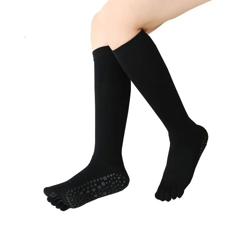 Sports Socks Women's Yoga Socks Cotton Absorb Sweat Anti-slip Sports Sock Sping Medium Thickness Pilates Training Under-knee Five Toe Socks 230617