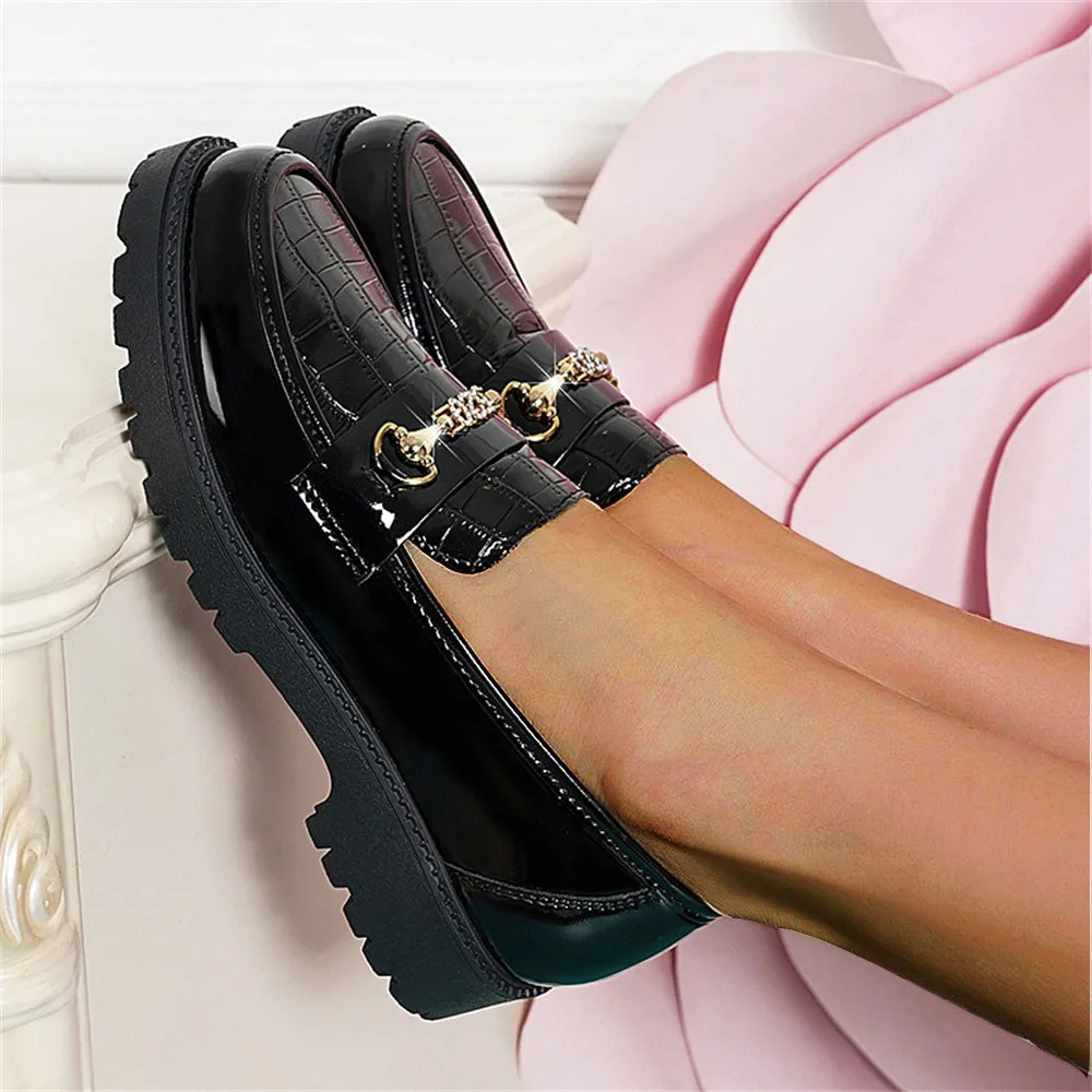 Lågklackarskor kvinnor 2023 Ny metallkedja kristall enstaka skor stor storlek kvinnlig hemmakontorslip på loafers