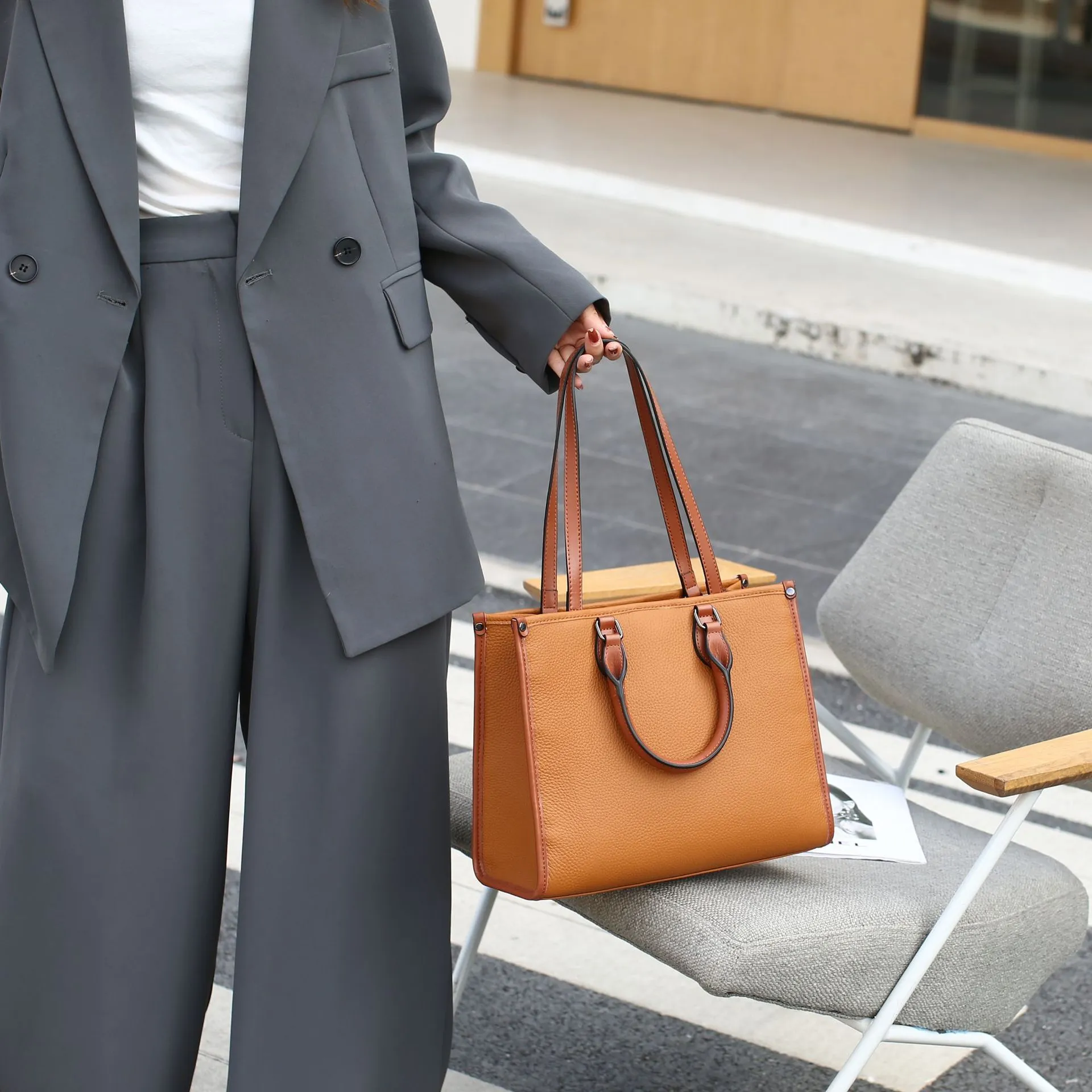 Lüks tasarımcı çantası tote çanta kadın crossbody çanta yüksek kaliteli üst katman inek derisi modaya uygun ve birden fazla bölmeli çok yönlü işe gidip gelme çantası
