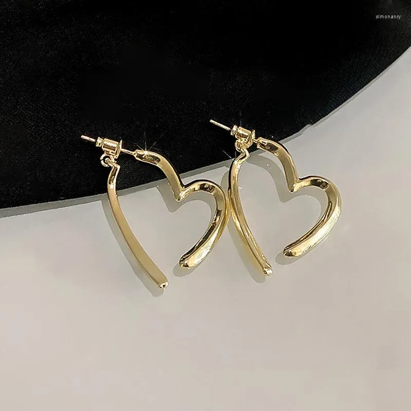 Kolczyki Dangle 2023 Serce mody dla kobiet metalowy projekt Miłość Drop modna złota biżuteria akcesoria Y2K