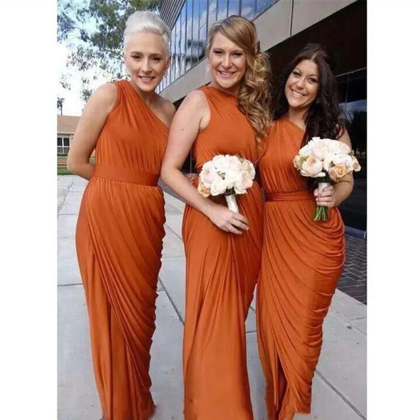 2023 Vestidos largos de dama de honor de color naranja quemado Un hombro con volantes drapeados Vestidos de dama de honor Vestido formal para invitados de boda Longitud del piso dividida Personalizar