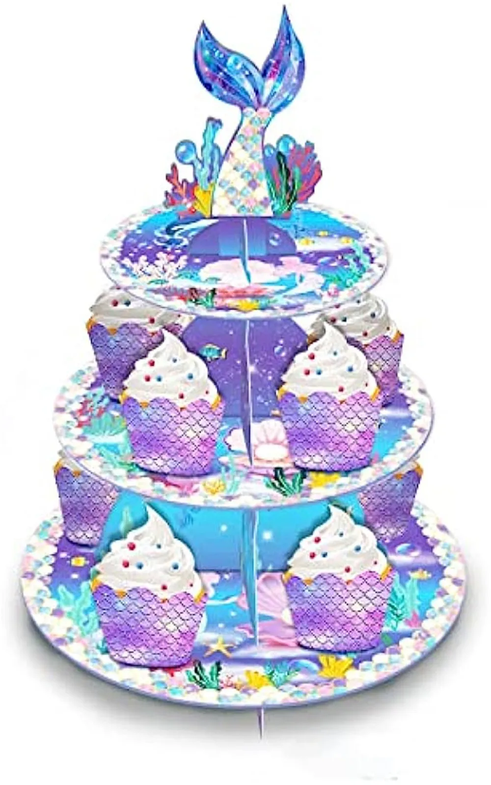 Hermoso pastel en el cumpleaños de la chica durante 18 años