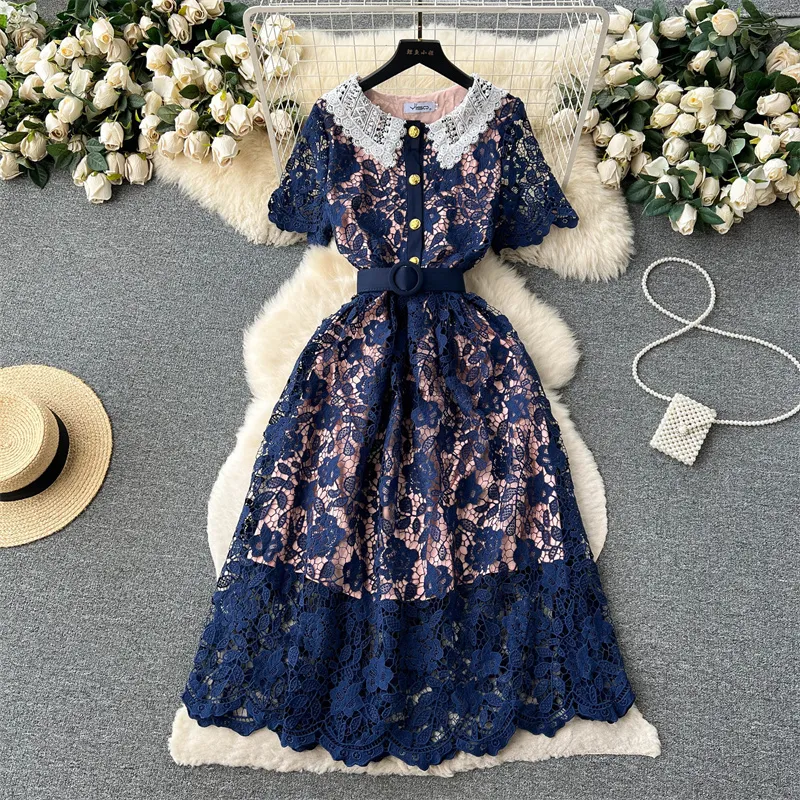 Runway Dresses Summer Mid-Längd Women Doll Collar Hook Flower Spetsklänning med Belt Slim Short Sleeve Green Black Blue Ladies A-LI273U