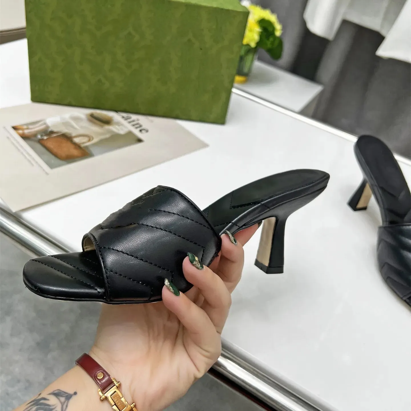 Designer de luxo novos chinelos de couro de vaca sandálias femininas de salto alto design de marca elegante, sandálias de salto fino 35-42