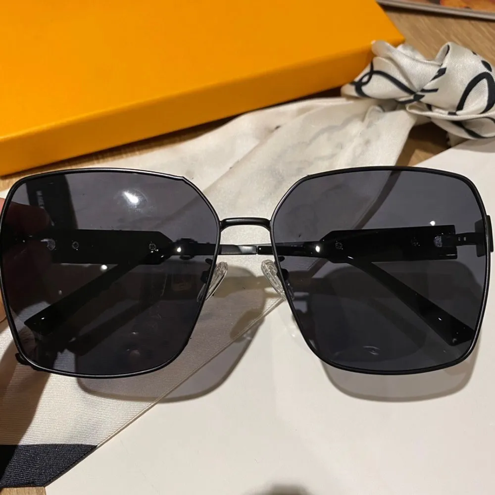 2023 Gafas de sol estilo piloto minimalistas clásicas para hombres y mujeres, hechas de material de aleación de titanio con peso ligero y diseño único de patas de espejo, modernas e informales