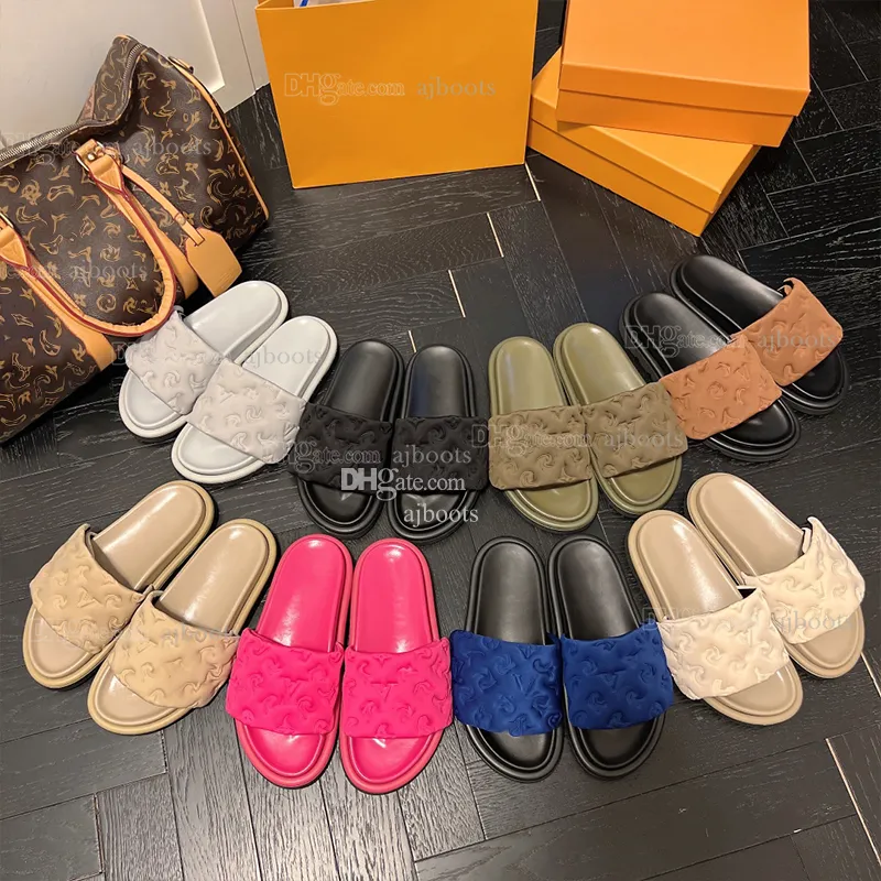 Dampoolkudde Flat Comfort Mules Designers Sandaler Svart Rosa Monogram Öppen tå Gummisula Casual Style flip flop Vadderad främre rem Tofflor Famous Slides