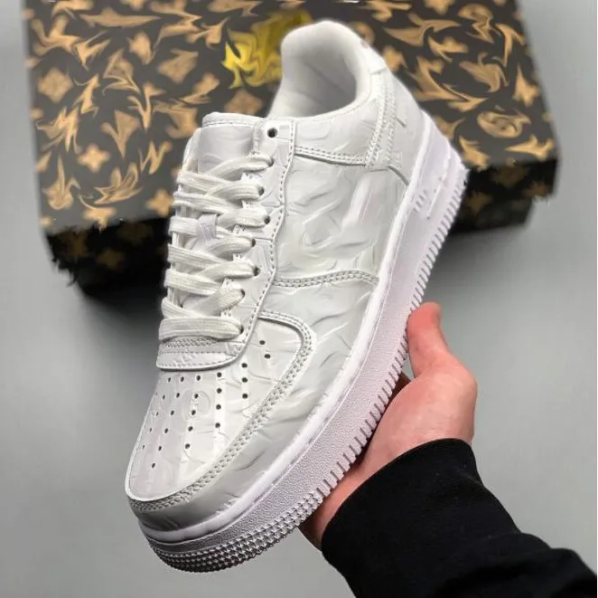 Casual skor sneakers 2023 Nya lyxdesigner skor utomhus mäns höga och låga topp skate sko rabatt en unisex stickad vete svartvitt