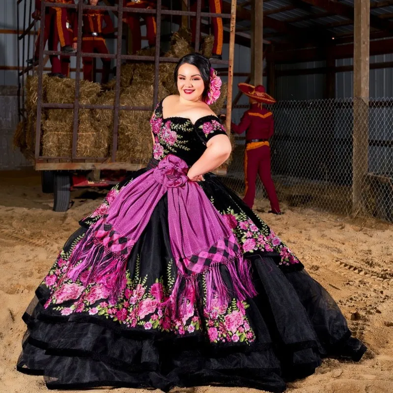 Princesse Charro robes de Quinceanera noires broderie rose sur l'épaule jupe Corset à lacets bal d'anniversaire robe Sweet 15