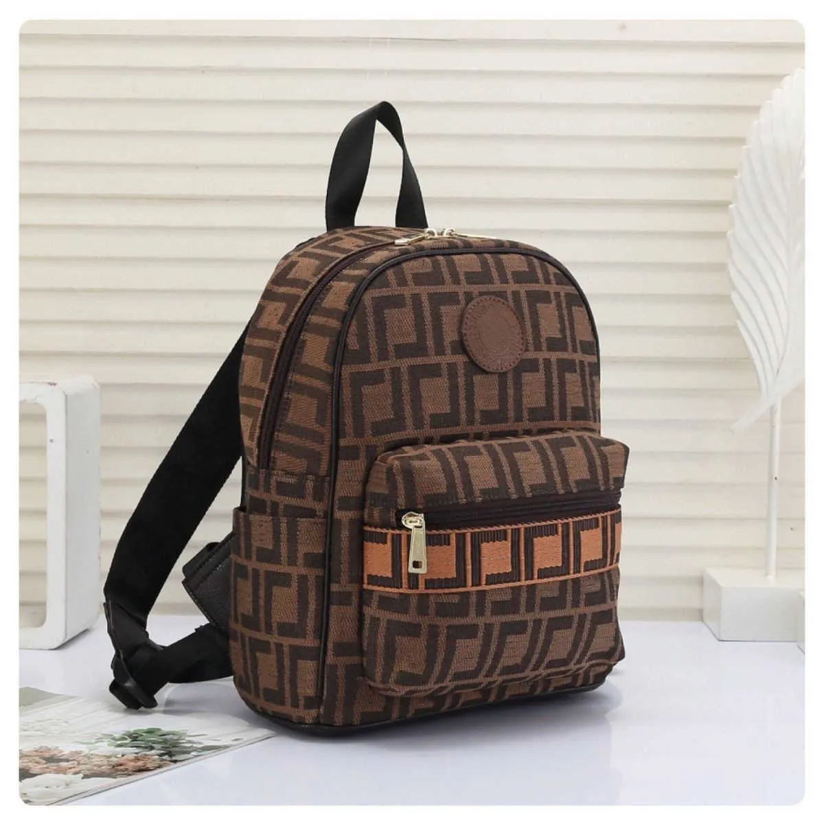 Bolsas de viagem para designers de moda masculina e feminina Pequena mochila esportiva ao ar livre Bag de viagem leve clássica de luxo de luxo impressa