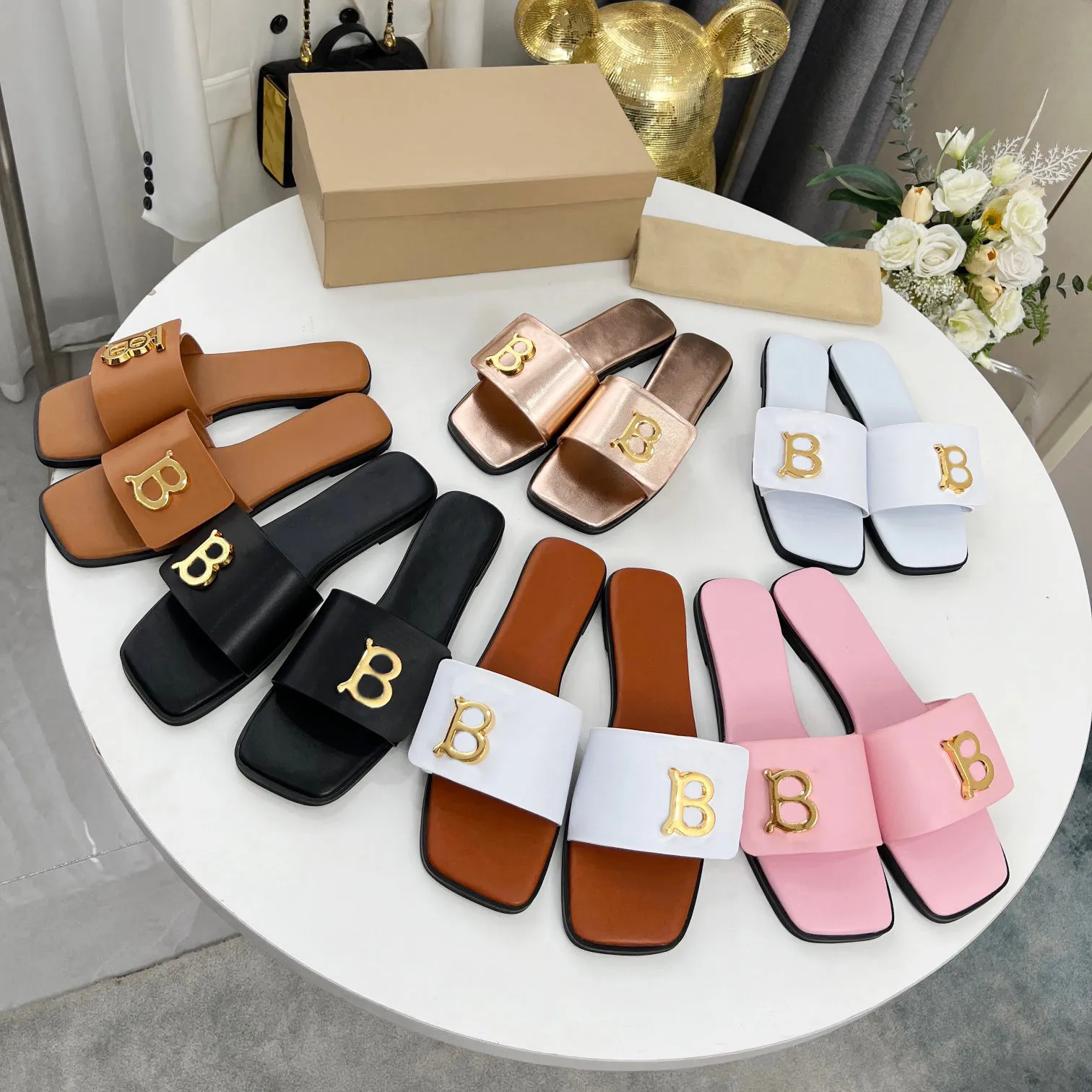 2023 Designer Herrstaller Kvinnor Fashion Letters Bur Slippers Luxury Summer Ladies Flat Rubber Sandals Beach Shoes Size 35-43