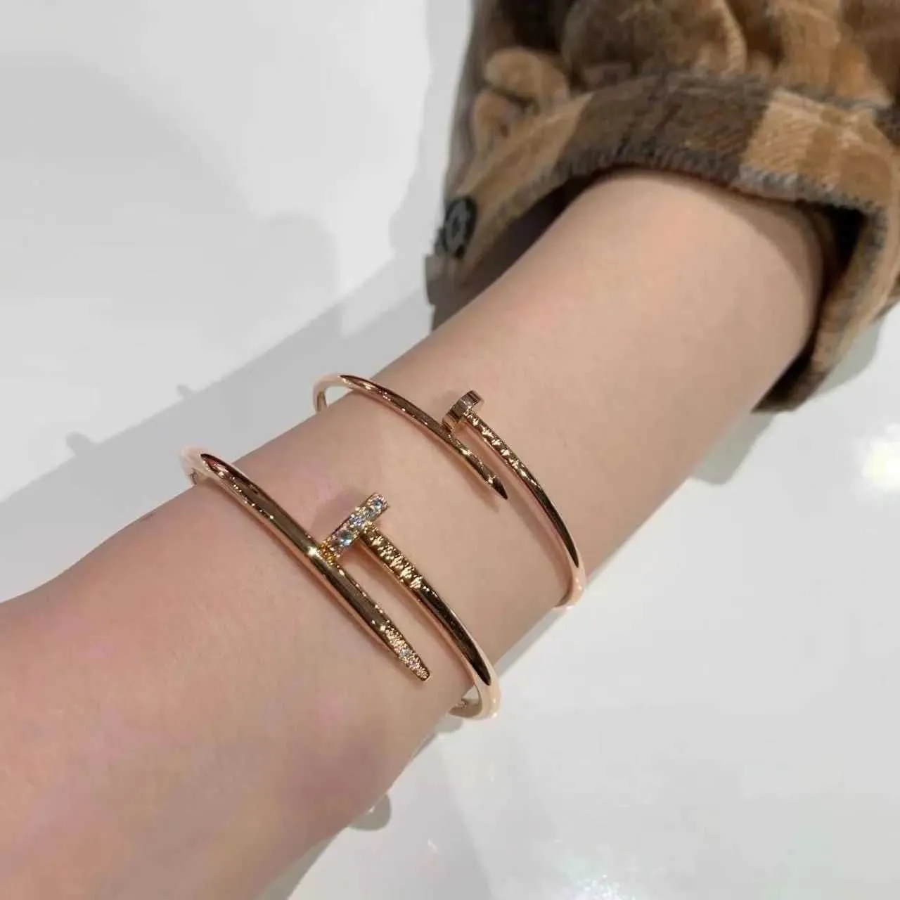 Nail head bracelet gold online