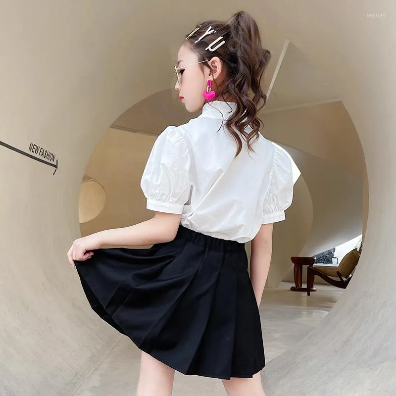 Gonna nera con camicia bianca online
