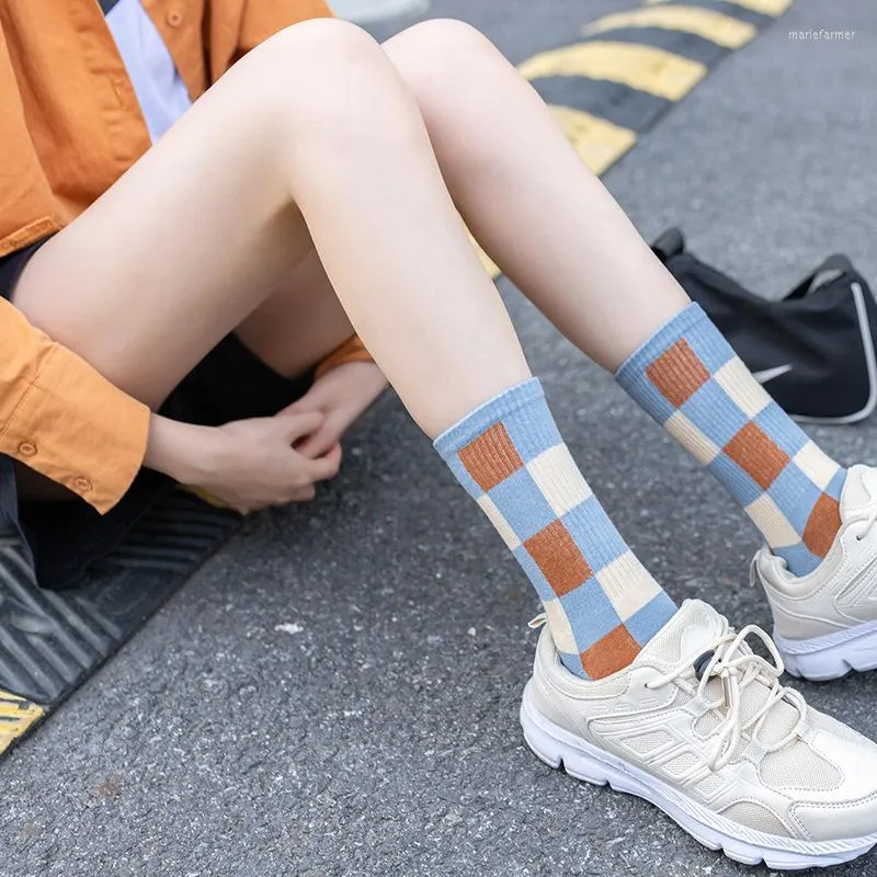 Women Socks 2023 Trend Autumn Winter Personlighet Plaid Combed Cotton Middle Tube Stockings Woman 3 Par / Pack