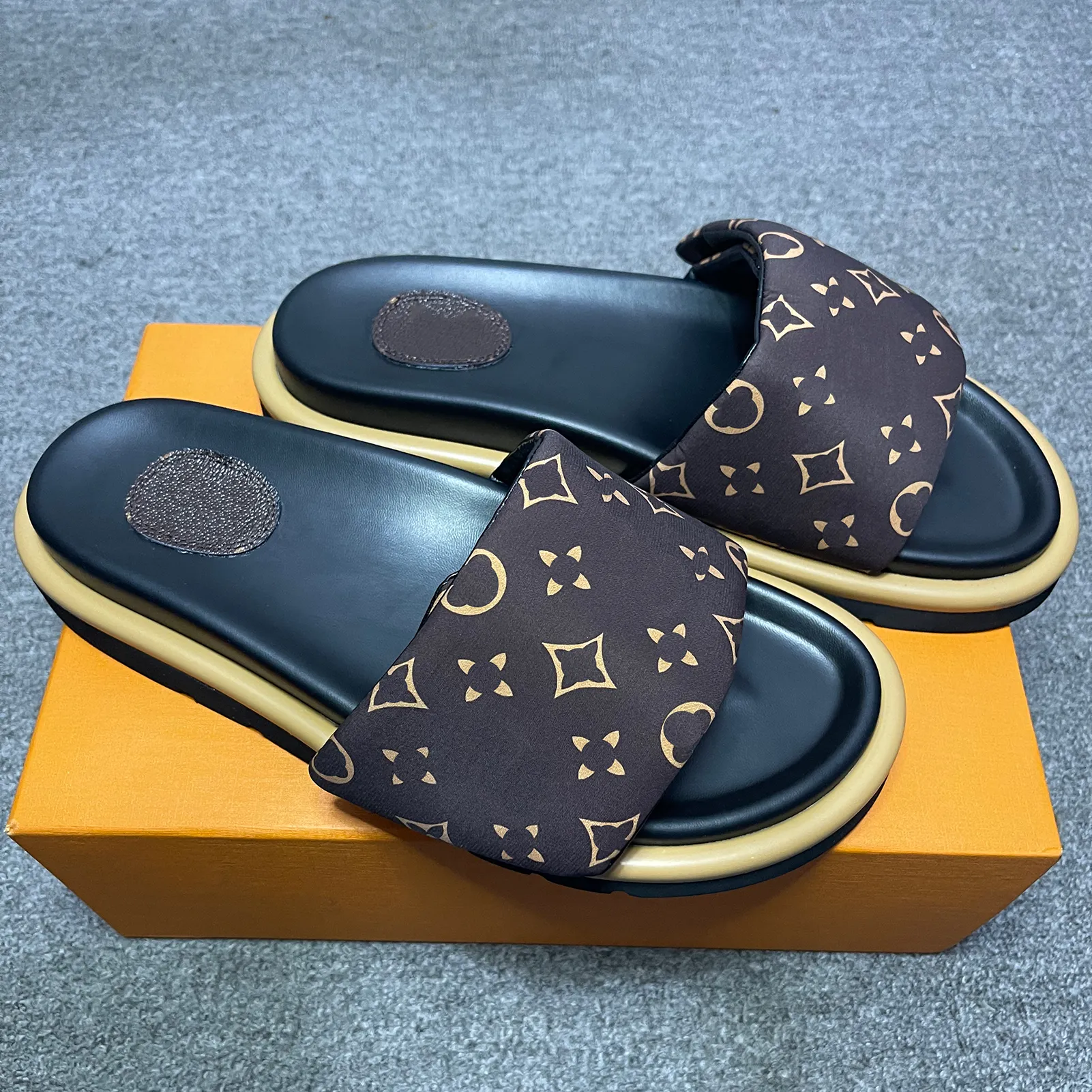 Louisvutton Shoe Designer Shoe LouiseviUeution Pool Pool Oreadal Sandals Couples Slippers Men Femmes Summer chaussures plates Fashion Beach Slippers Slides With Box 35-46 882