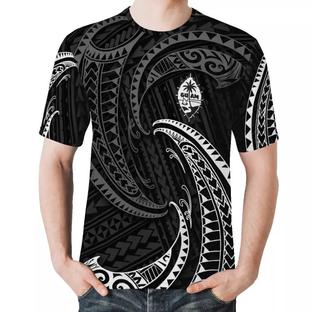 最新のハワイスタイルグアムイメージデザインポリネシアの伝統的な部族のタトゥーデザインファッションブラックホワイトTシャツのための男性用