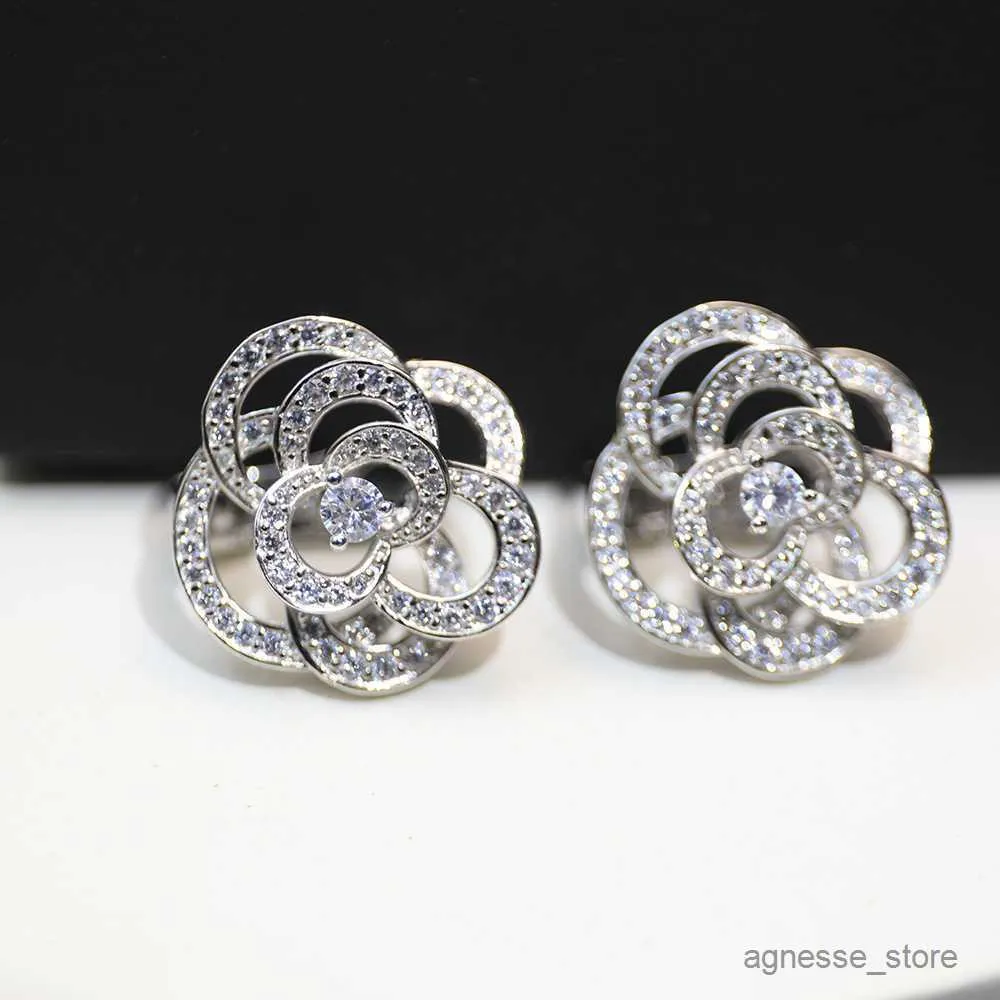 stud pattern new pattern أجوف أقراط مع Diamond Camellia Shining S925 Sterling Silver Fashion Jewelry Love Love R230619