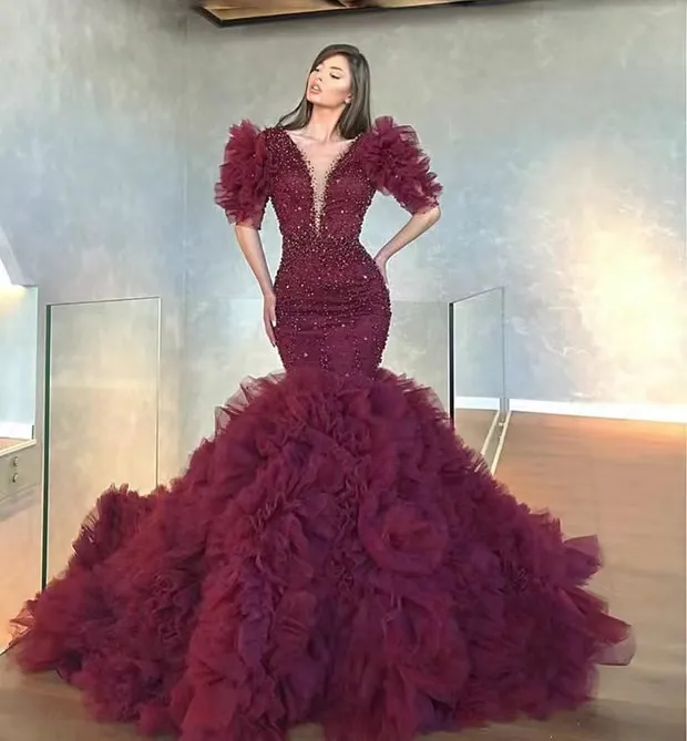 robe de bal bordeaux sirène robes de bal cristal perlé col en V 3D dentelle appliques paillettes perlées longueur de plancher célébrité formelle plume train plus la taille robes de soirée