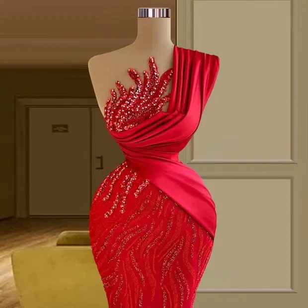2023 seksowne czerwono -koralikowe sukienki balowe z perłami Sexy Off Off One ramię kryształowe cekiny koraliki wysokie boczne dzielone podłogę osłona One ramię z przednimi sukienkami nawet sukienki