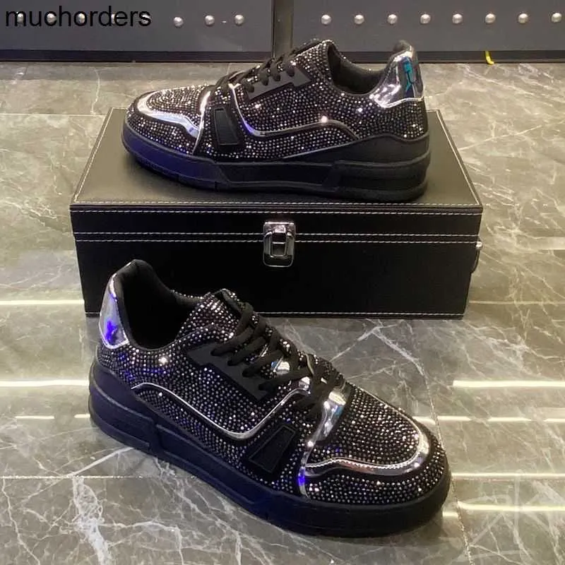 Online trendiga skor Rhinestones Men's Casual Shoes 2023 Nya svampkakor Fashionabla och personliga mäns brädskor