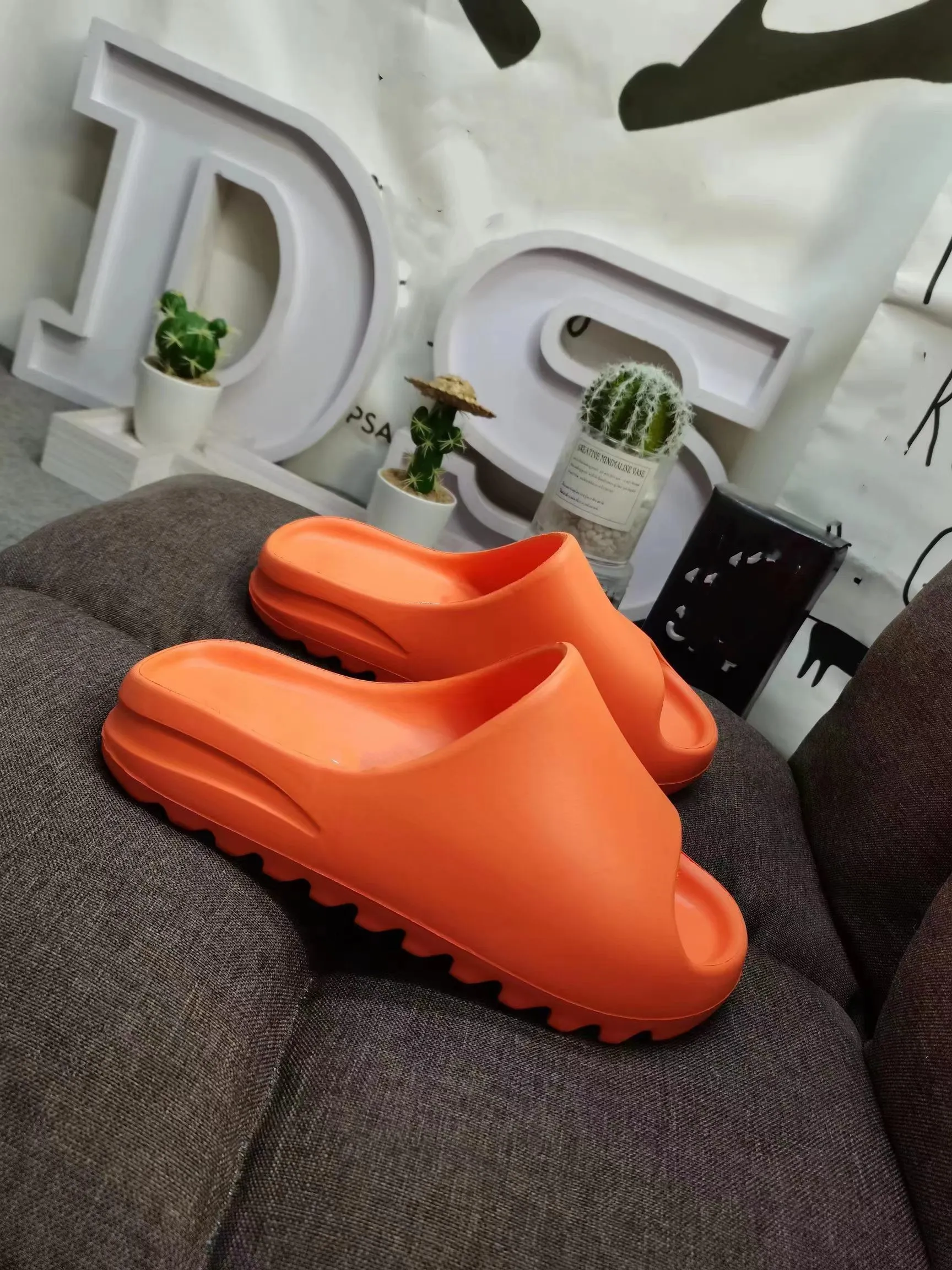 Nouvelles pantoufles antidérapantes pour la maison avec une sensation accrue de marcher sur les excréments sandales pantoufles tendance chaussures de plage pantoufles de planche à laver pour pantoufles d'extérieur à la mode pour hommes