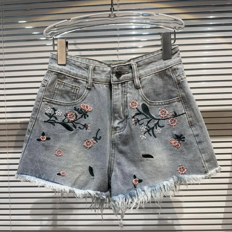 Jeans da donna 2023 Pantaloncini ricamati a fiori per ragazza estiva Figura denim lavato con bordo sfilacciato per pantaloni corti Jean da donna