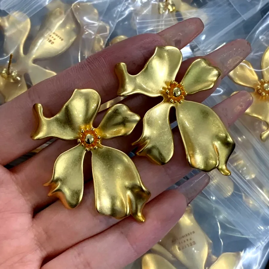 Nowe zaprojektowane triomfe łukowe kryształowe kolczyki kwiatowe w mosiądzu ze złotymi błyszczącymi kobietami obręczami Ear Designer biżuteria CE Line9010